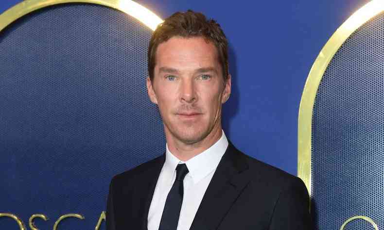 Benedict Cumberbatch, usando terno e gravata preto com camisa branca, na na cerimnia do OScar