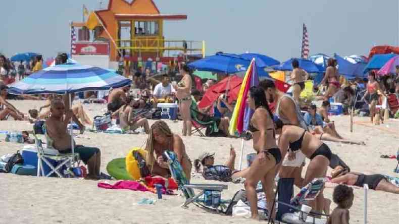 As praias de Miami voltaram a encher no meio da pandemia(foto: EPA)