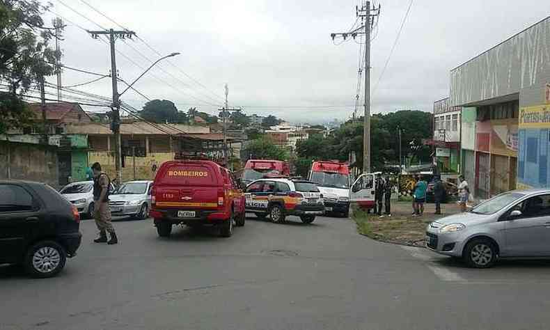 Quarteiro da Rua Coronel Joaquim dos Santos foi parcialmente interditado aps o acidente (foto: Corpo de Bombeiros/ Divulgao)
