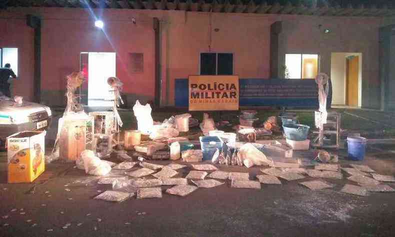 Baldes, papelotes e maquinrio de cocana foram apreendidos no Sul de Minas(foto: Divulgao/Polcia Militar de Meio Ambiente)