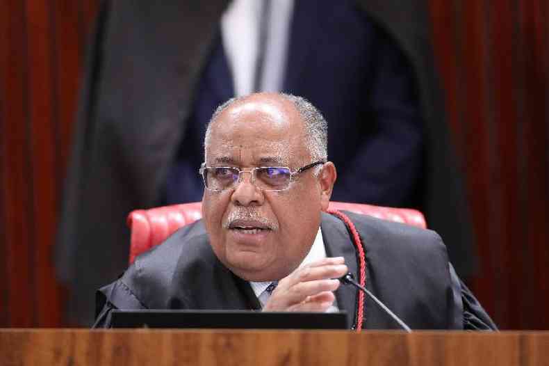 O ministro Benedito Gonalves em close do rosto. O ministro est sentado no Plenrio do TSE e veste a tradicional toga negra com cordo vermelho