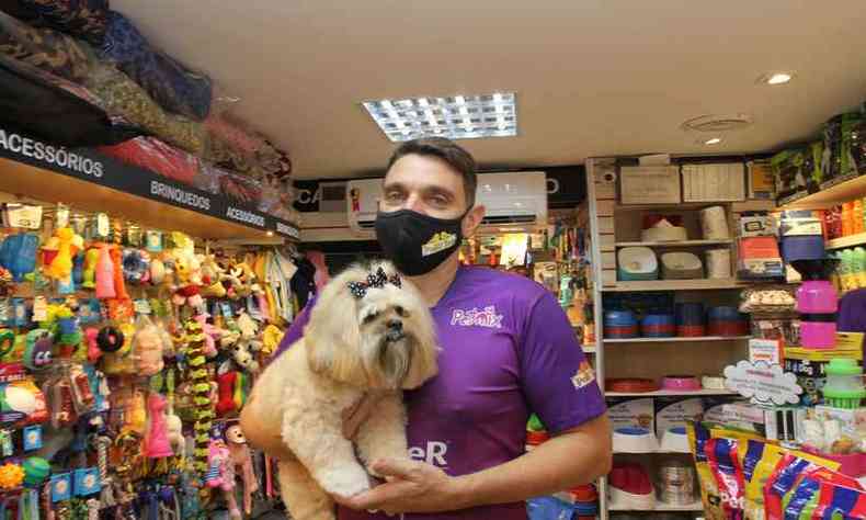 Stefano Gonçalves Viana, dono do Point Dog Pet Shop