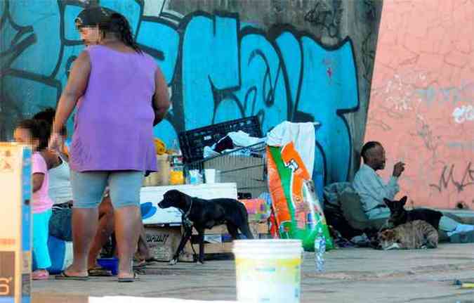 Moradores de rua debaixo do viaduto na Avenida Francisco Sales, no Bairro Floresta(foto: Gladyston Rodrigues/EM/D.A Press)