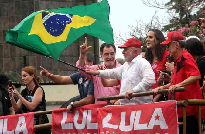 Lula discursou ao lado de apoiadores na Praça Tiradentes, em BH, na tarde deste domingoJair Amaral/EM/DA Press