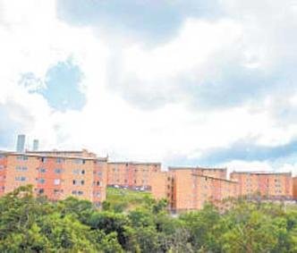 O programa Minha casa, minha vida contratou 2,5 milh�es de unidades no Brasil desde que foi iniciado. Desse total, 1,41 milh�o com obras conclu�das e 1,16 milh�o j� entregues. Em Minas Gerais, foram constru�das 233 mil unidades e entregues 136 mil, incluindo as do conjunto habitacional em Ribeir�o das Neves (foto),em um total de R$ 16,13 bilh�es movimentados nos neg�cios. Em BH foram15,68 mil unidades contratadas e 5,17 mil entregues, em um total de R$ 1,35 bilh�o.(foto: ALEXANDRE GUZANSHE/EM/D.A PRESS - 16/4/13)