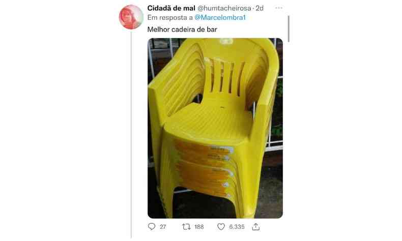 Print de uma postagem no Twitter onde se vê a foto de cadeiras de plástico amarelas, típicas de bares, empilhadas