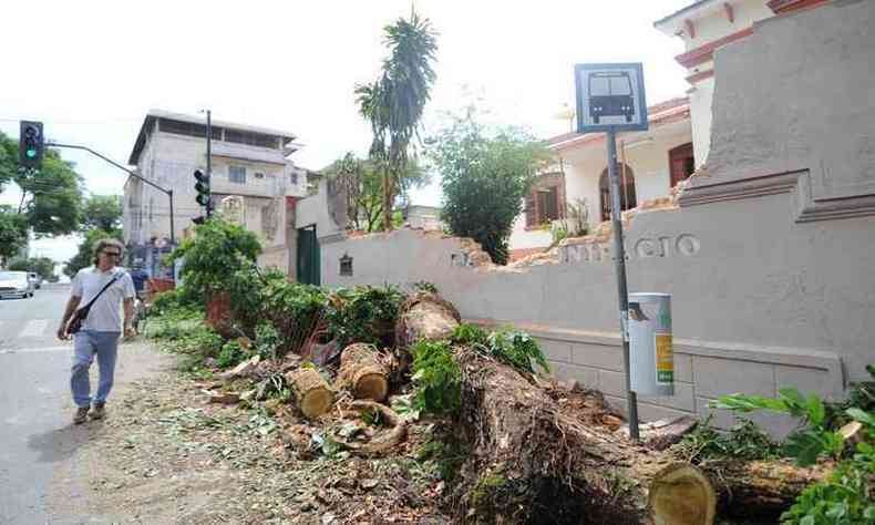 Queda de muro em escola no Santa Tereza provocou prejuzo de R$ 15 mil(foto: Leandro Couri/EM/DA Press)