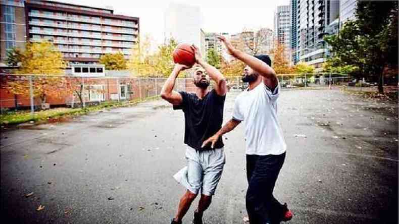 Homens jogando basquete