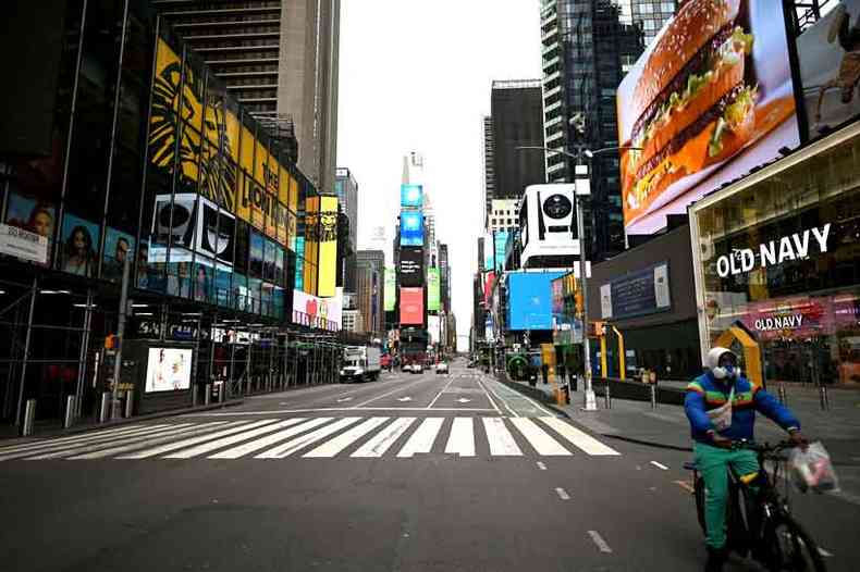 Times Square, em Nova York, vazia: coronavrus aterroriza Estados Unidos(foto: JOHANNES EISELE / AFP)