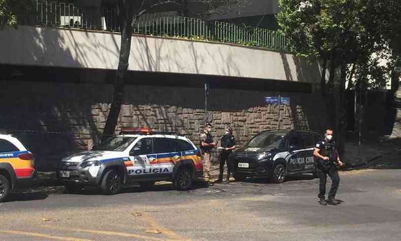 Policiais no entorno do prdio(foto: Edsio Ferreira/EM/DA Press)