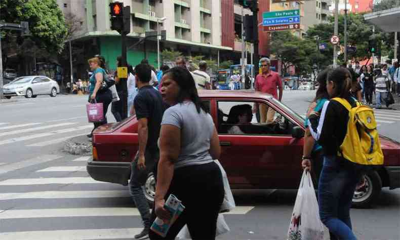 Pedestres ignoram o sinal vermelho e atravessam diante dos carros (foto: Paulo Filgueiras/EM/DA Press)