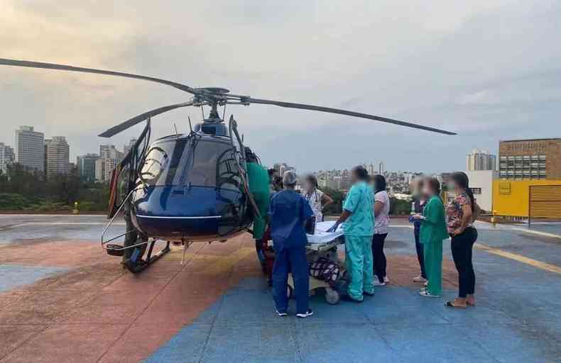 helicóptero faz transferência de paciente