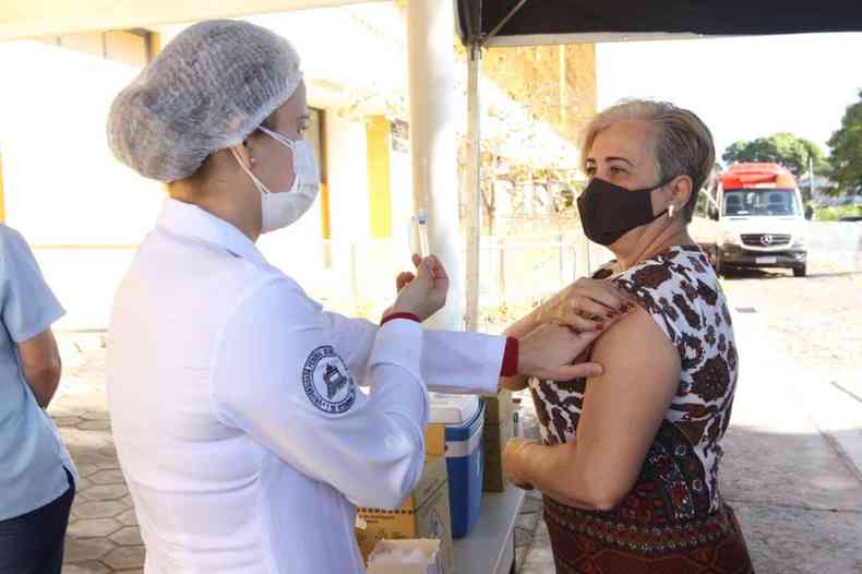 Cludia Perculiano, de 55 anos, recebeu a primeir dose da vacina nesta quarta-feira (24/6)(foto: Jair Amaral/EM/D.A Press)