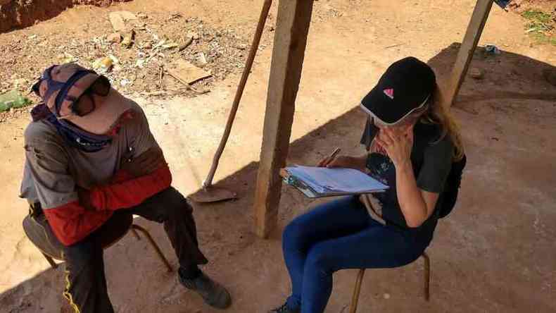 Fiscal conversa com um dos trabalhadores resgatados em Bom Jesus da Penha, no Sul de Minas