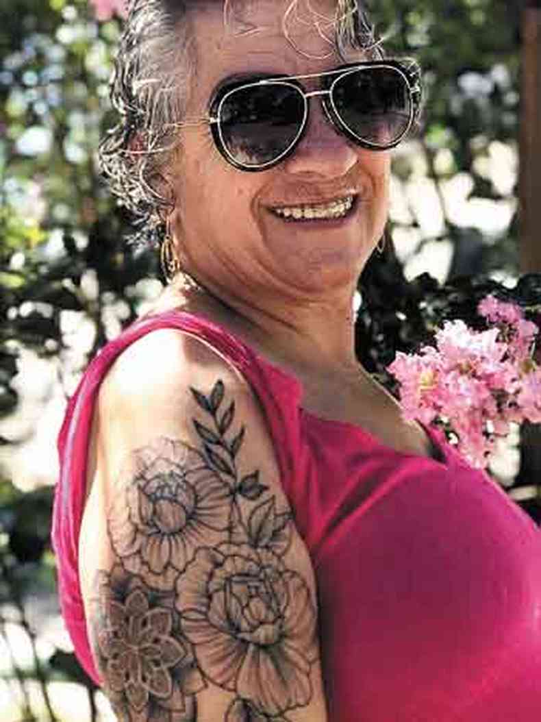 A vendedora Élida Martins, de 66 anos, fez sua primeira tatuagem há cerca de dois anos e já tem 11 espalhadas pelo corpo