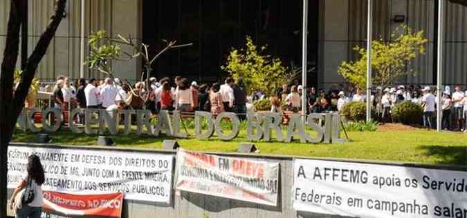 Cerca de 200 servidores se reuniram em frente ao prdio do Banco Central(foto: EULER JUNIOR/EM/DA PRESS)