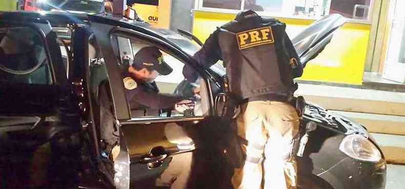 Policiais fizeram buscas no interior do veculo (foto: Polcia Rodoviria Federal/Divulgao)