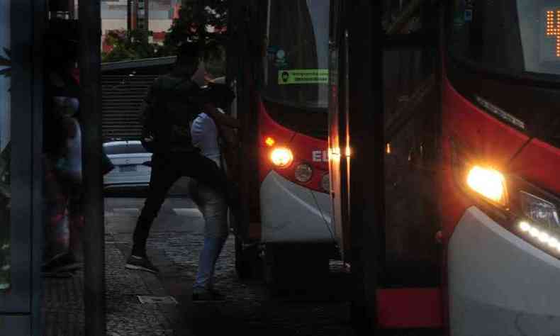 Pessoas embarca em ponto de ônibus no Centro de Belo Horizonte