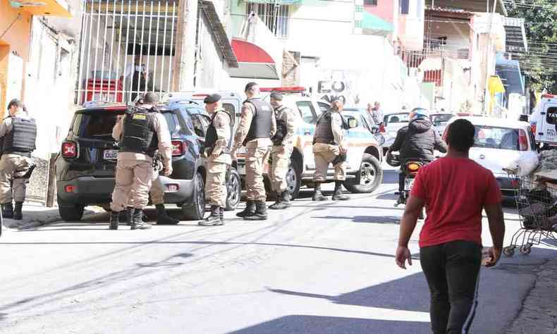 vrios policiais em uma rua 