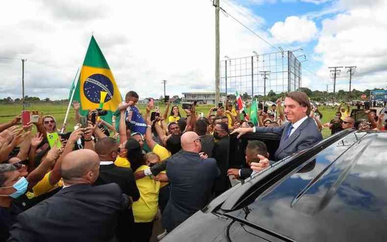Bolsonaro acena para apoiadores