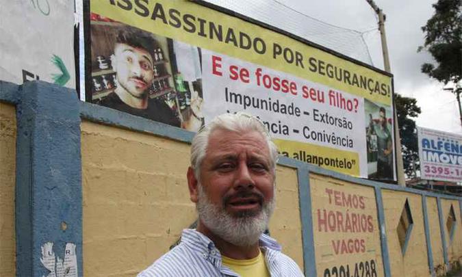 Dênio Pontelo, pai do fisiculturista que morreu na boate em setembro, diante de um dos painéis em Contagem: 'Niguém foi punido e é isso que revolta a gente' (foto: Edésio Ferreira/EM/DA Press) Dênio Pontelo, pai do fisiculturista que morreu na boate em setembro, diante de um dos painéis em Contagem: 'Niguém foi punido e é isso que revolta a gente' (foto: Edésio Ferreira/EM/DA Press)
