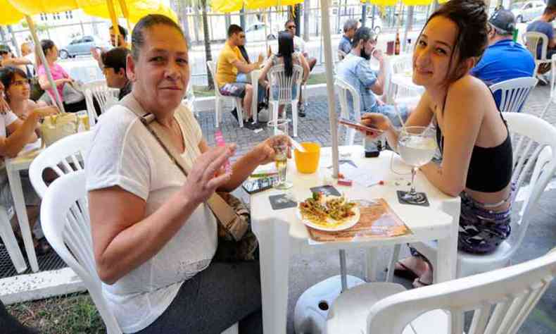 Margaret e Ana Luiza aproveituram as mesas a cu aberto do Mercado Central para relaxar com respeito s normas de distanciamento(foto: Juarez Rodrigues/EM/D.A Press)