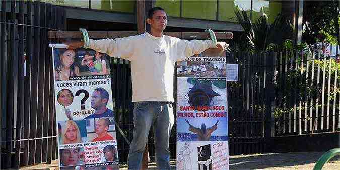 Protesto em frente ao Frum de Contagem pede a condenao do goleiro Bruno(foto: Paulo Filgueiras/EM/D.A Press)