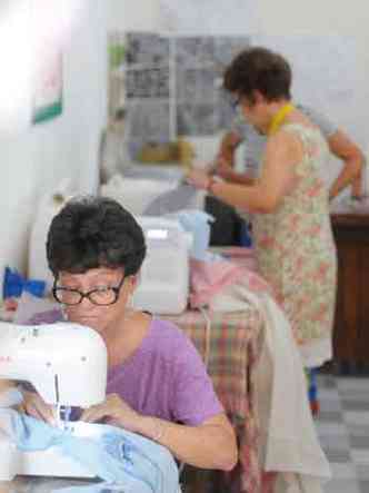 No momento, as mulheres bordam uma colcha com desenhos inspirados na Festa do Congado(foto: Leandro Couri/EM/D.A Press)