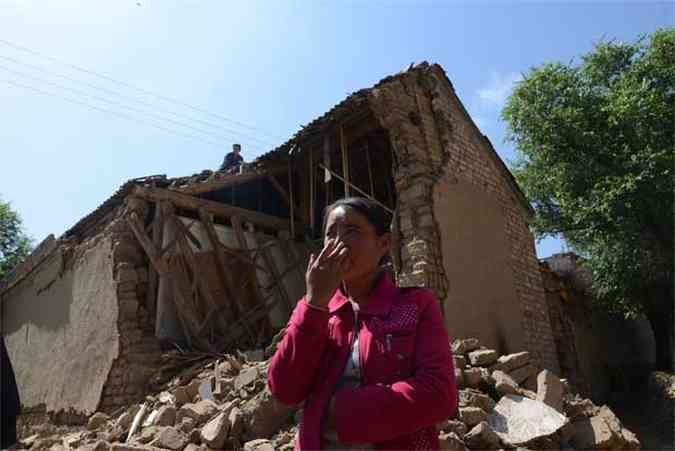 Cerca de 123 mil pessoas foram afetadas pelo terremoto e 31.600 tiveram de se deslocar para abrigos temporrios(foto: AFP PHOTO / WANG ZHAO )