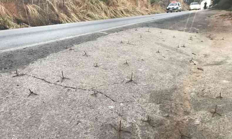 Miguelitos foram espalhados em ruas da regio para estourar pneus de viaturas(foto: Reproduo da Internet/Whatsapp)