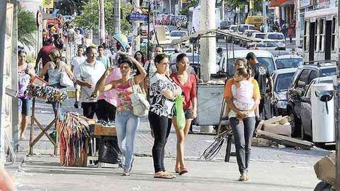 Na Avenida Ablio Machado, caladas foram tomadas por ambulantes (foto: Beto Magalhes/EM/D.A.Press)