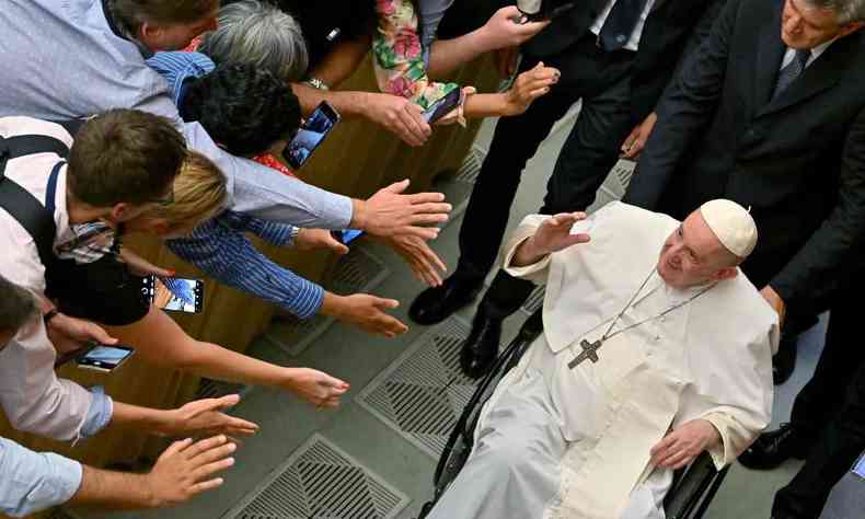 papa Francisco em cadeira de rodas sendo cumprimentado por fiis neste sbado 10/9/22