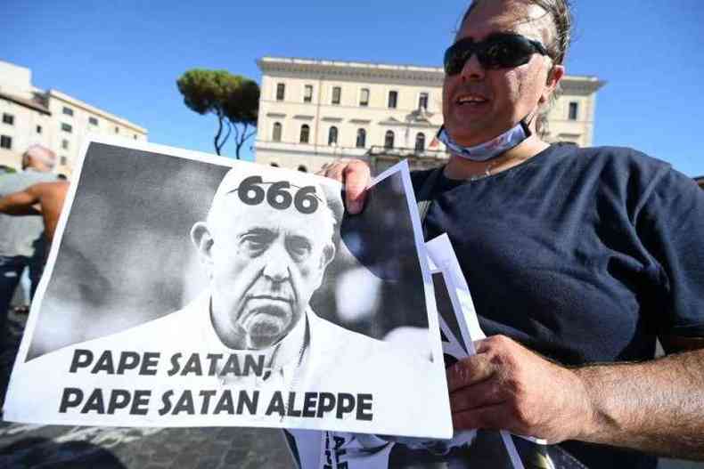 (foto: Italianos foram s ruas para protestar contra medidas de conteno do novocoronavrus, como mscaras e distanciamento social - (foto: VINCENZO PINTO / AFP))