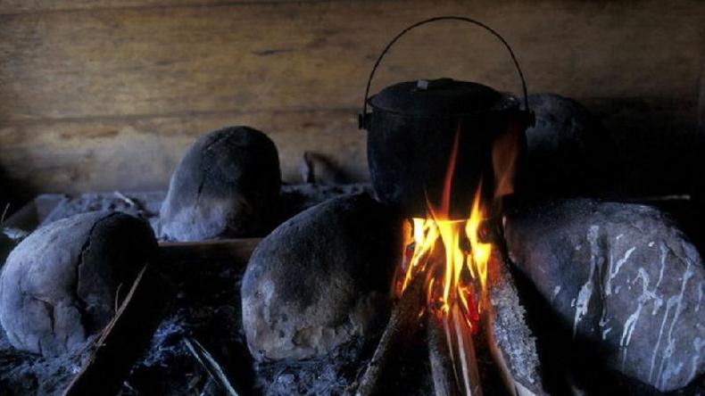 Fogareiro improvisado para cozinhar; em 2019, 1 em cada 5 famílias brasileiras não tinha acesso a botijões de gás(foto: Getty Images) Fogareiro improvisado para cozinhar