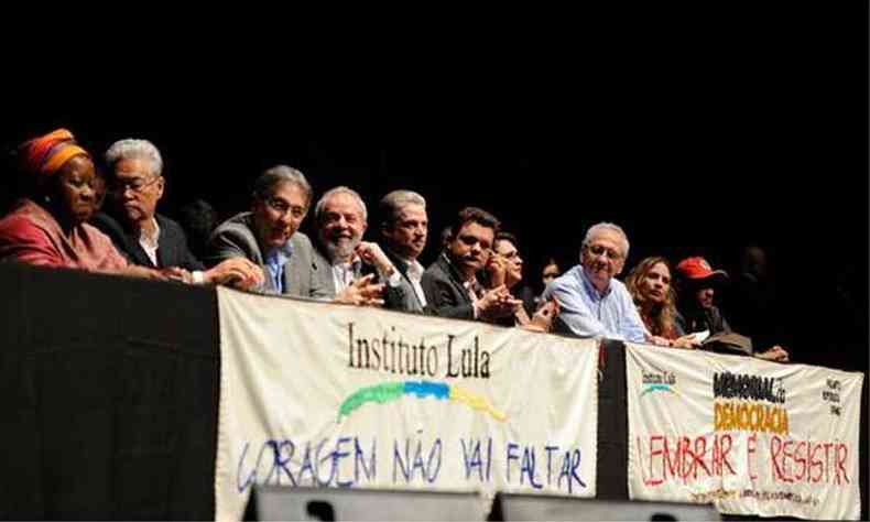 Ao lado de Fernando Pimentel, petista discursou em evento em BH(foto: Alexandre Guzanshe/EM/D.A Press)