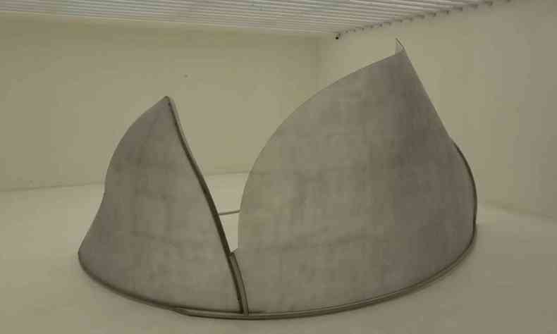 Escultura de Iole de Freitas  arrendodada como um iglu