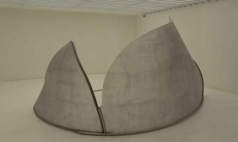 'Iglu barroco': redondo como o abraço(foto: Orlando Bento/divulgação) Escultura de Iole de Freitas é arrendodada como um iglu