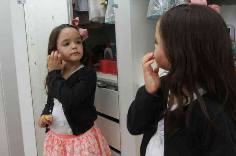 Mariana, de 5, no espelho: 