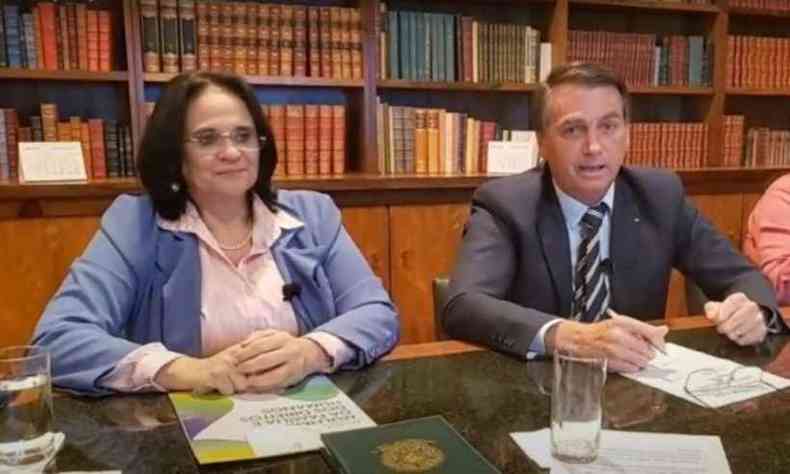 Bolsonaro estava acompanhado da ministra da Mulher, Famlia e Direitos Humanos, Damares Alves(foto: Reproduo/Vdeo)