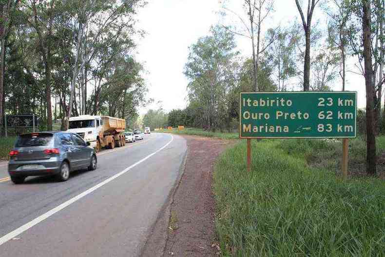 Veculos circulam carros na BR-356 sentido Ouro Preto Itabirito e Mariana