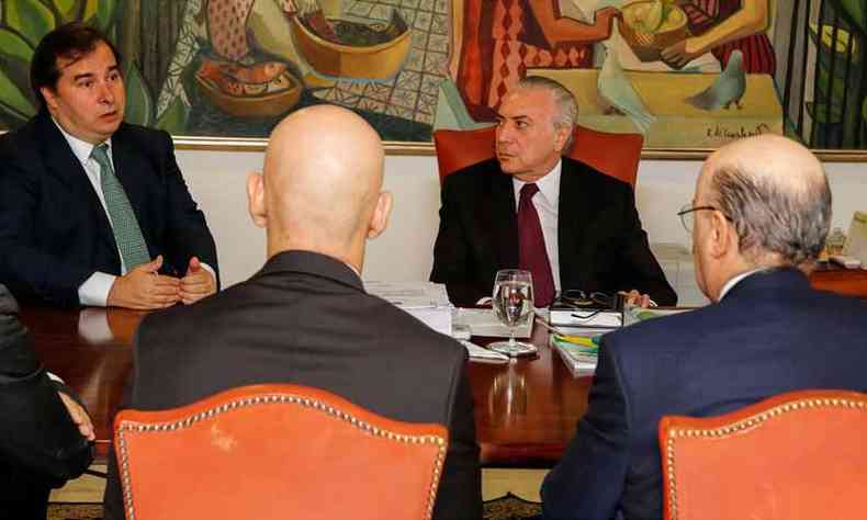 Presidente Michel Temer durante reunio para discutir reforma da Previdncia com Rodrigo Maia, presidente da Cmara dos Deputados, Henrique Meirelles, ministro da Fazenda, Marcelo Caetano, secretrio de Previdncia do Ministrio da Fazenda(foto: Marcos Corra/PR)