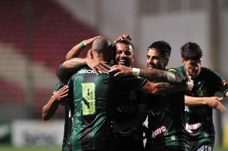 Jogadores do Amrica escutam instrues durante treino..