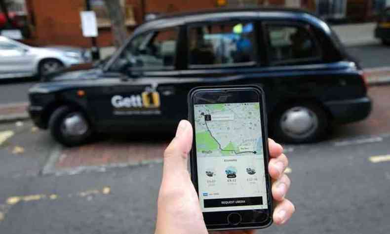 Aplicativo em Londres: ofensiva contra sistema de transporte tende a dificultar a tentativa de abertura do capital do Uber(foto: Daniel Leal Olivas/AFP )