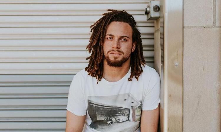 homem em frente a uma porta de metal