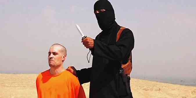 Imagem do jornalista prestes a ser decapitado por extremista islmico circulou na internet(foto: Reuters TV/Reproduo)
