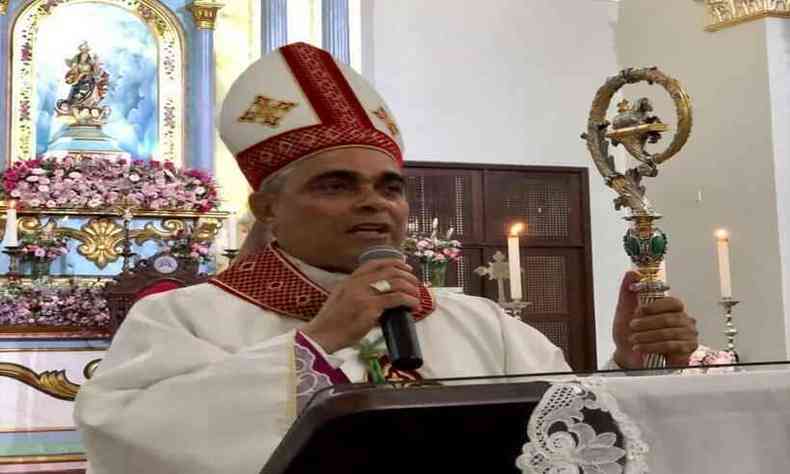 Bispo da diocese de Guarabira, dom Aldemiro Sena dos Santos, durante celebrao 