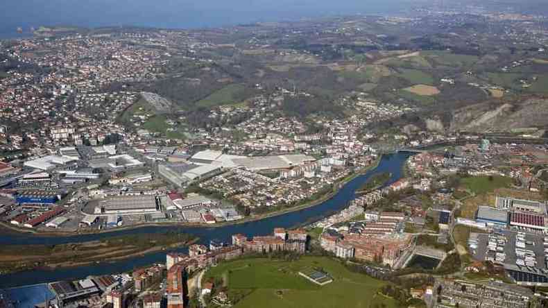 A ilha dos Faisões (a menor, à direita na foto) no Rio Bidasoa, entre as cidades fronteiriças de Hendaye, na França, e Irun, na Espanha