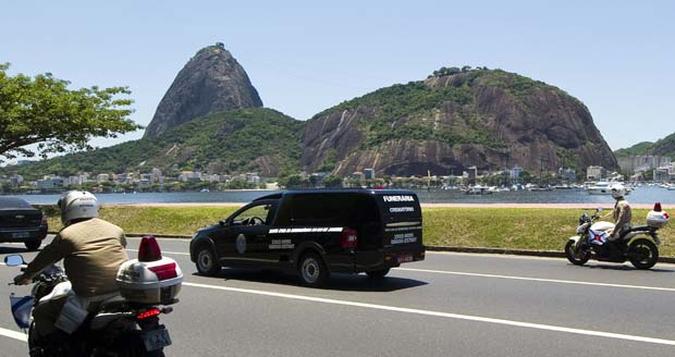 O cortejo passa pelo Pão de Açúcar, a caminho do aeroporto internacional(foto: AFP PHOTO/ANTONIO SCORZA ) O cortejo passa pelo Pão de Açúcar, a caminho do aeroporto internacional(foto: AFP PHOTO/ANTONIO SCORZA )