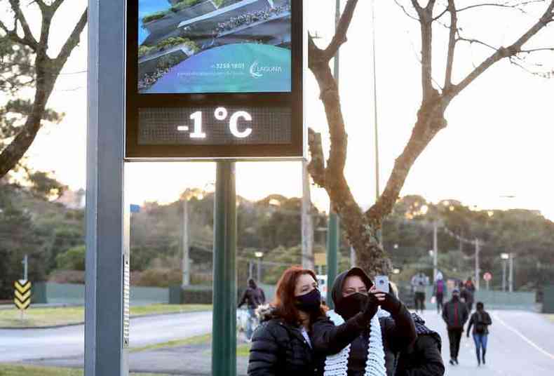Termmetros de rua registraram o frio intenso na cidade de Curitiba, no Paran, obrigando moradores a reforarem o agasalho(foto: Giuliano Gomes/Estado Contedo)