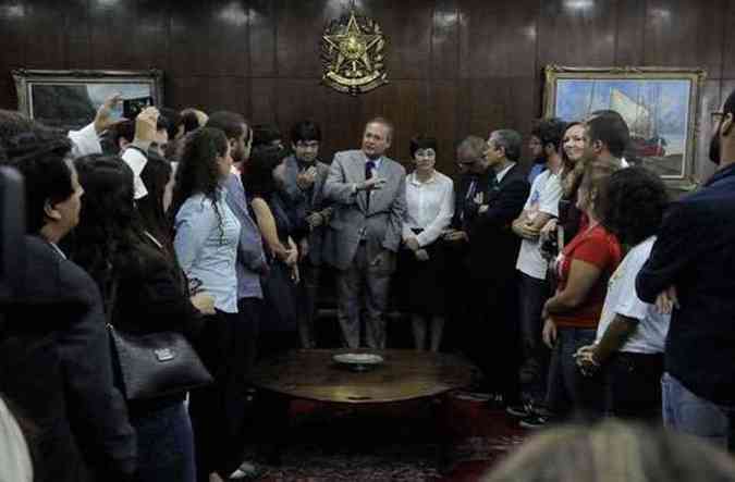 Renan Calheiros com estudantes em defesa do Estatuto da Juventude (foto: Ianao Andrade/CB/D.A Press - 3/4/13)